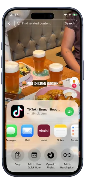 Video TikTok di hamburger e birre con il menu di condivisione di iOS aperto e Vimini tra le app.
